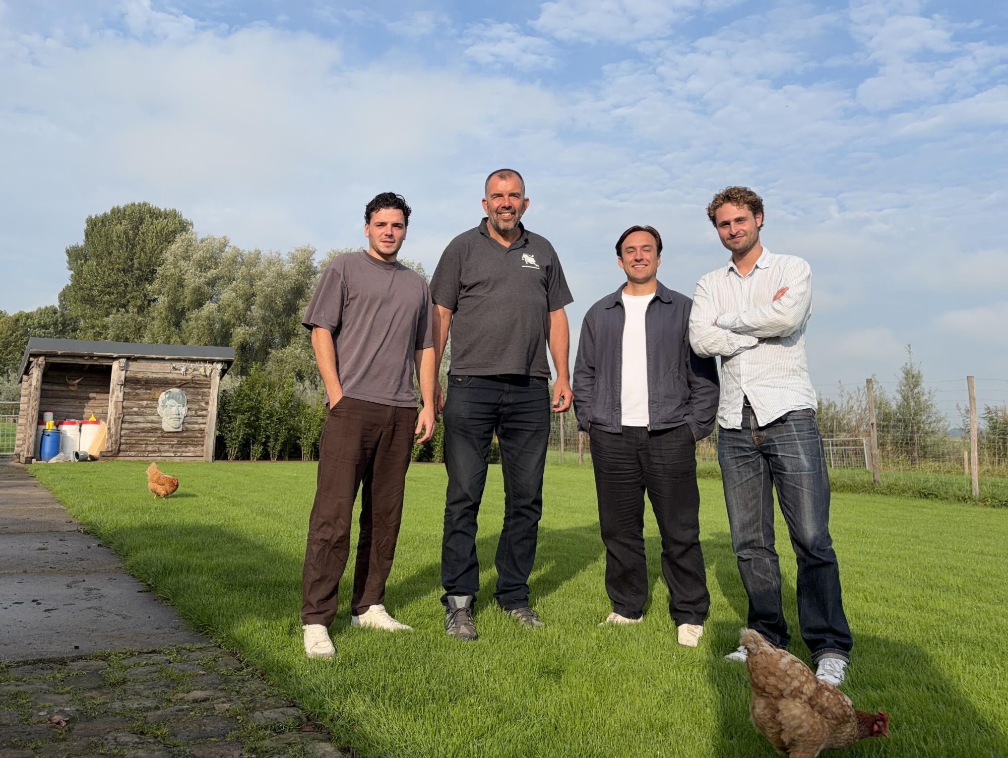 Timme, Skip en Hidde van BUYT samen met jager Jasper op het gras